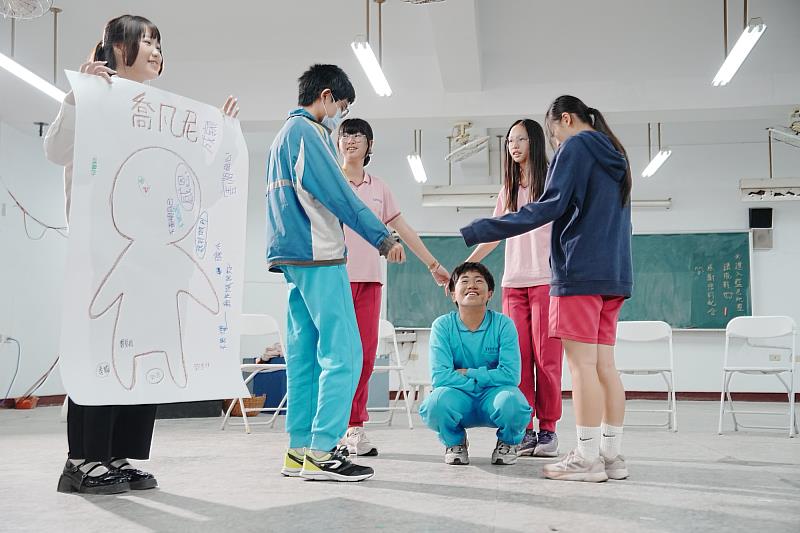 南大教習劇場引導同學以「靜像」方式，為喬凡尼送上象徵內心支持的鼓勵。