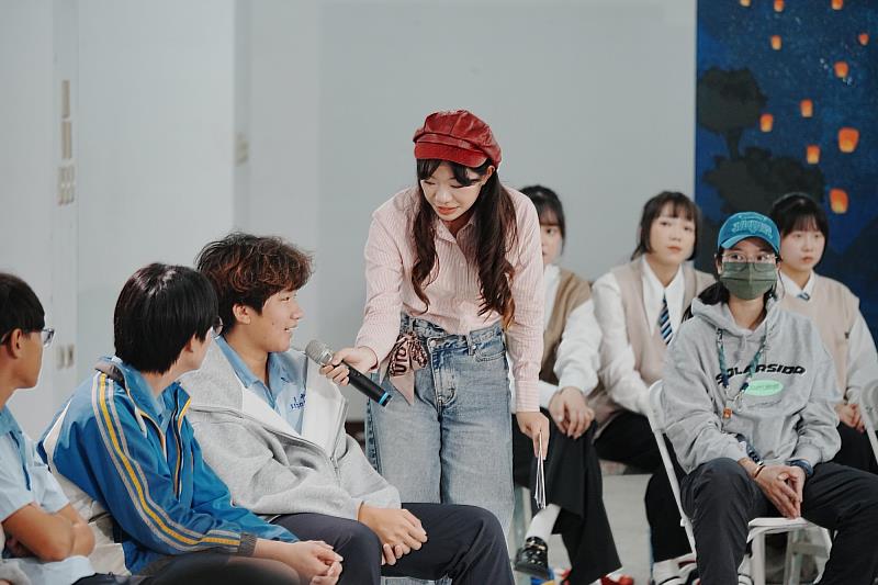 南大戲劇系引導者訪問安南國中學生，邀請同學分享對角色喬凡尼的觀察與理解。