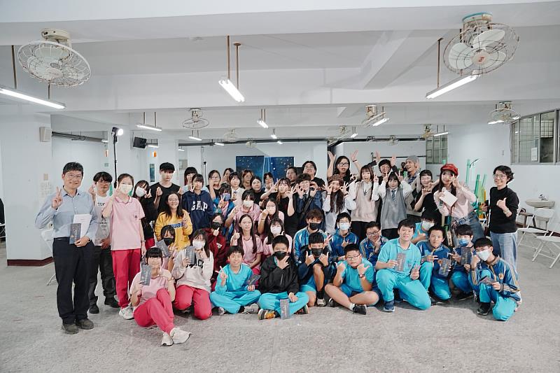 南大戲劇系《星星的影子》演出結束後，劇組與安南國中師生合影留念。