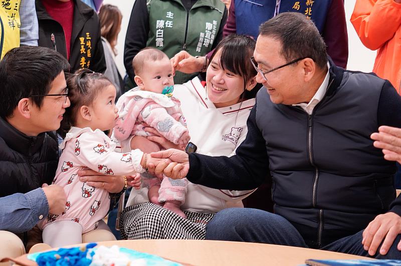 侯友宜與家長及幼兒互動。