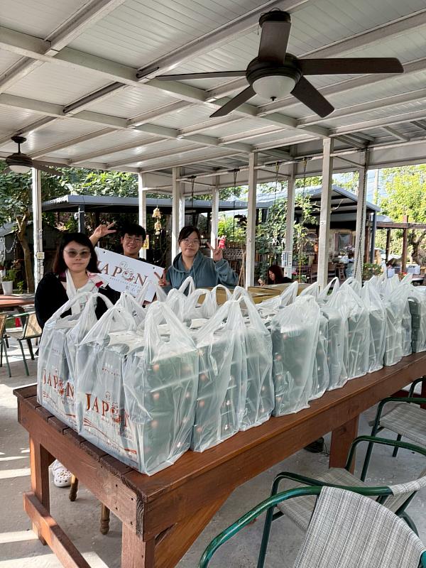 公廣系畢製團隊提供餐盒，提供居民及表演者領取。