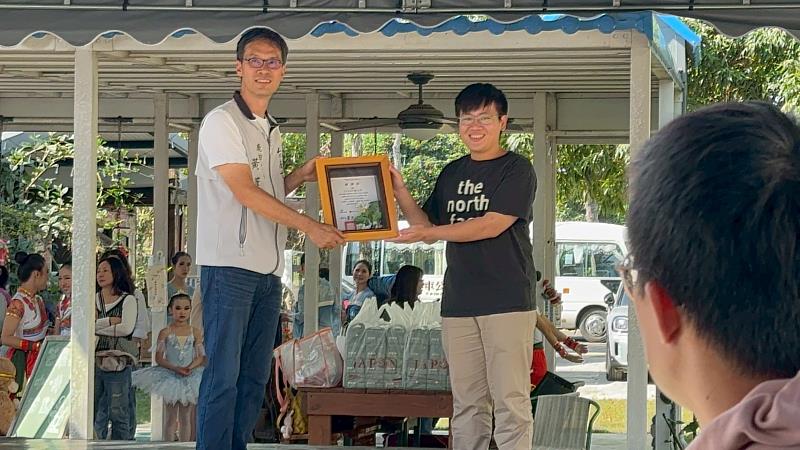 「暖暖堡」組長陳柏翰(右)代表業主JAPON點心坊接受楠西區鹿田里黃漢威里長(左)頒發感謝狀。