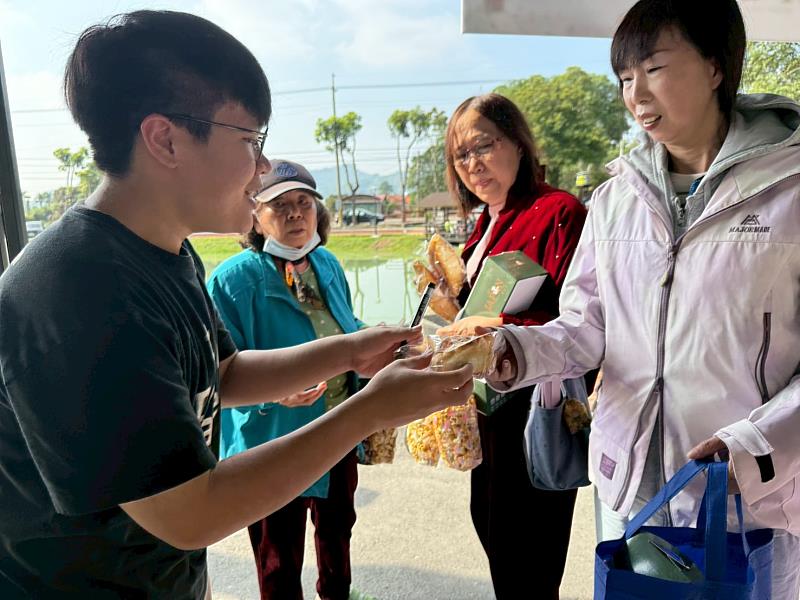 組長陳柏翰(左)發放公益麵包。