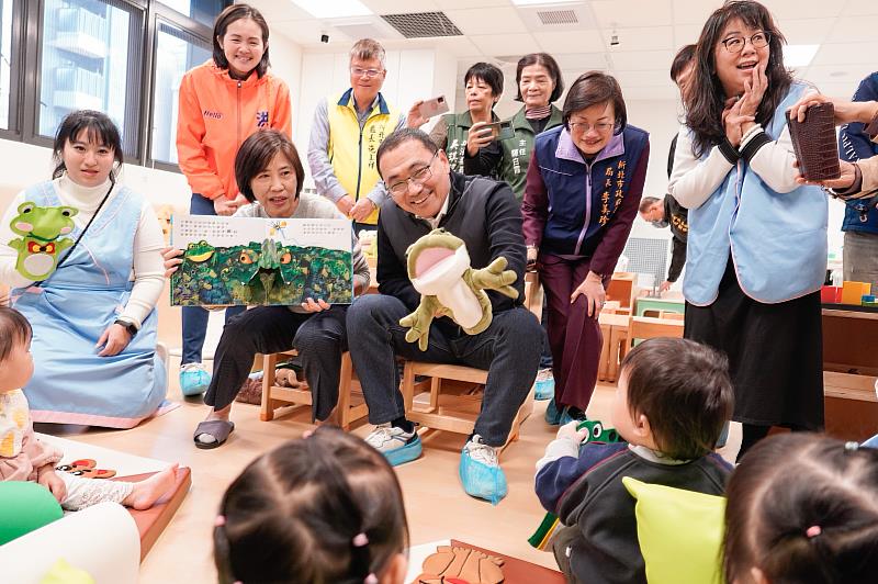 侯友宜於三峽國光公托中心，與孩子們共讀繪本。
