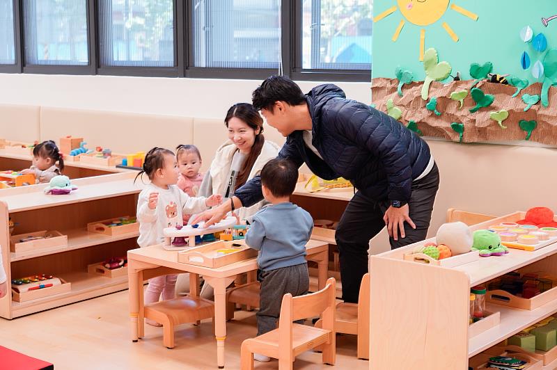 三峽國光公托設於三峽國光二期青年社會住宅內，可收托45名0至2歲嬰幼兒，也是新北市第7處結合社會住宅公益空間設置的公托中心。