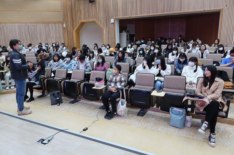 南大教育學系副教授蘇建元勉勵師資生紮實準備，穩健邁向教師甄試。