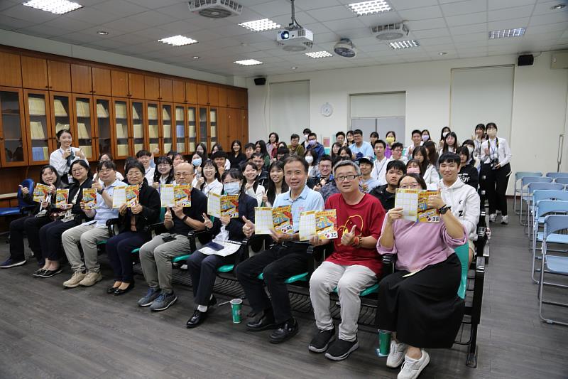 南大教育學系教學科技組專題製作成果展，與會嘉賓與師生合影留念。