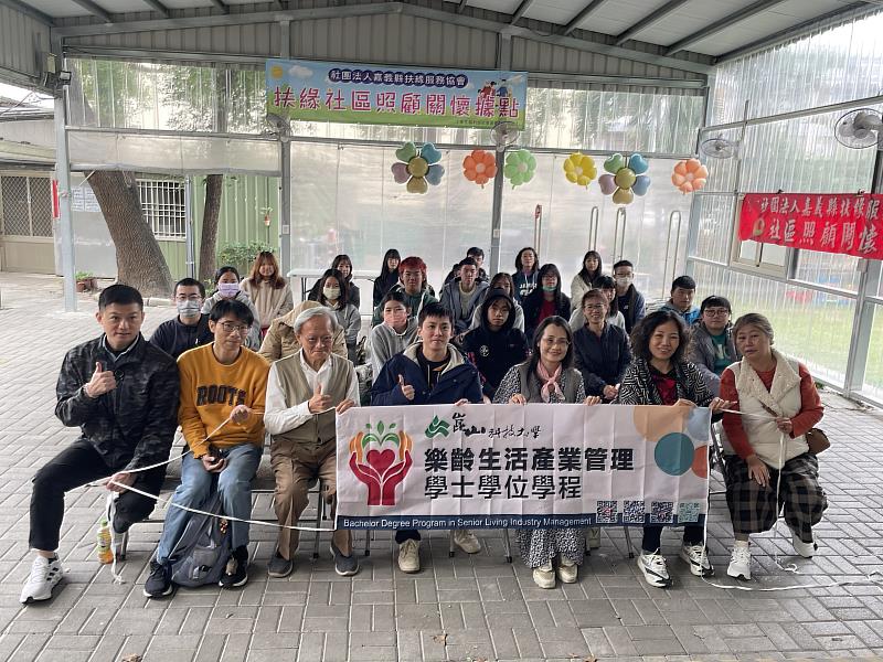 崑大樂活學程攜手光華高中共同參訪「扶緣社區據點」,全體合影。