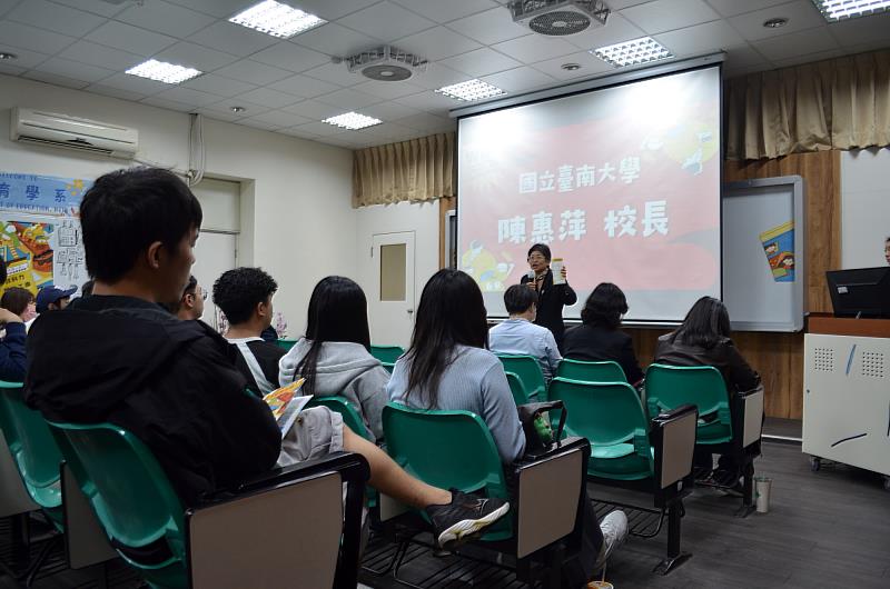 南大校長陳惠萍於成果展肯定同學善用教學科技回應當代教育議題。