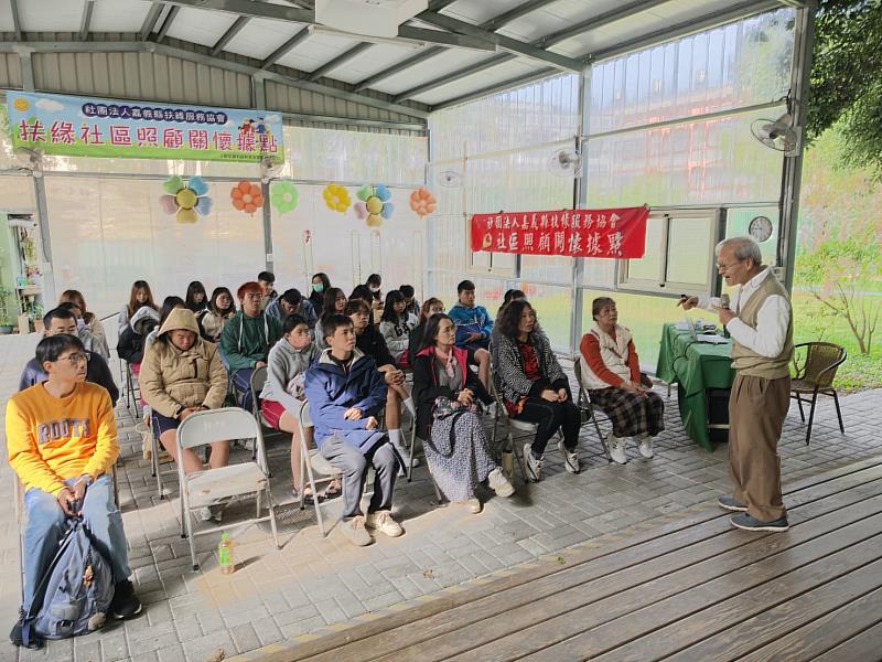 陳錦煌醫師（右）講授社會處方籤的特色照顧服務。