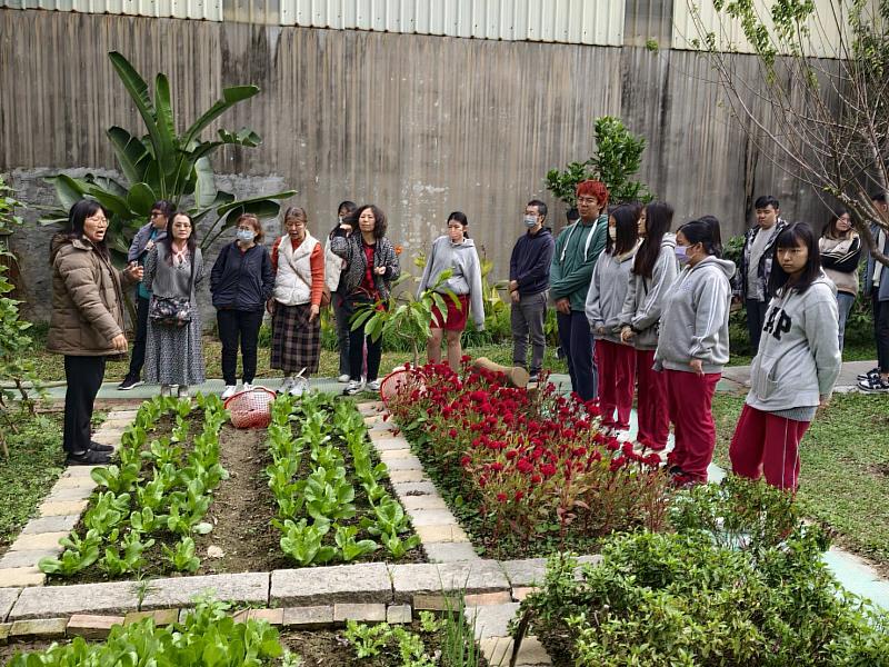 扶緣服務協會社區照顧關懷據點設有植栽區，可供長輩種綠植療癒身心。