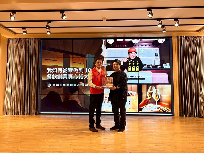 校友總會莊旭彬總會長（左）致贈禮品予富錦樹集團創辦人吳羽傑董事長（右）。