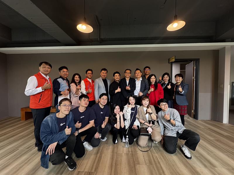 崑山科大師生與富錦樹集團創辦人吳羽傑董事長合影。