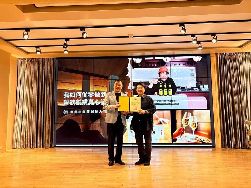 崑大李天祥校長（左）頒發感謝狀予富錦樹集團創辦人吳羽傑董事長（右）。