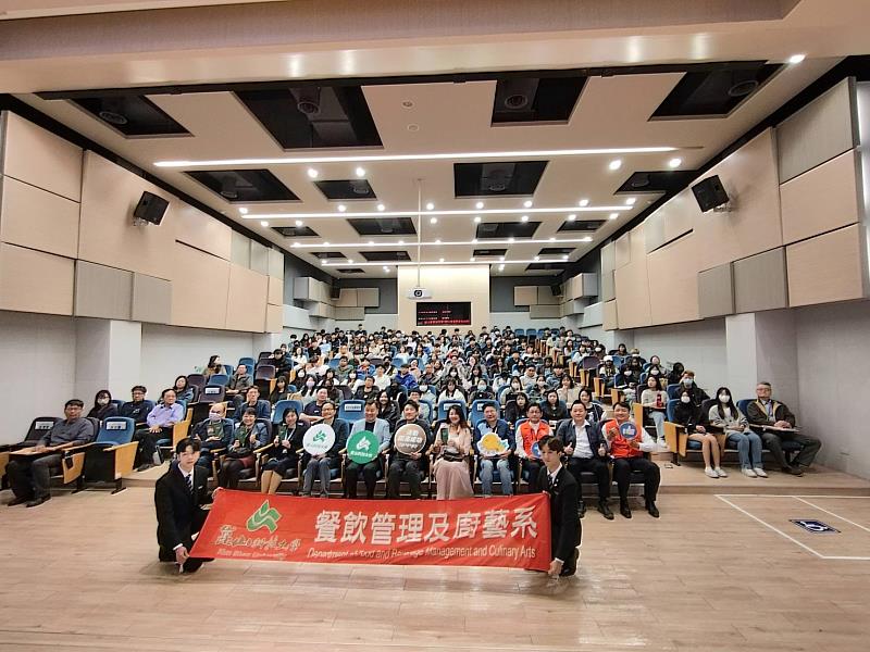 餐飲系邀請傑出校友、富錦樹集團創辦人吳羽傑董事長蒞校分享創業心法，全體合影。