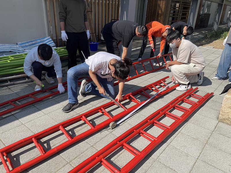 學生將竹梯裁切為適當尺寸。