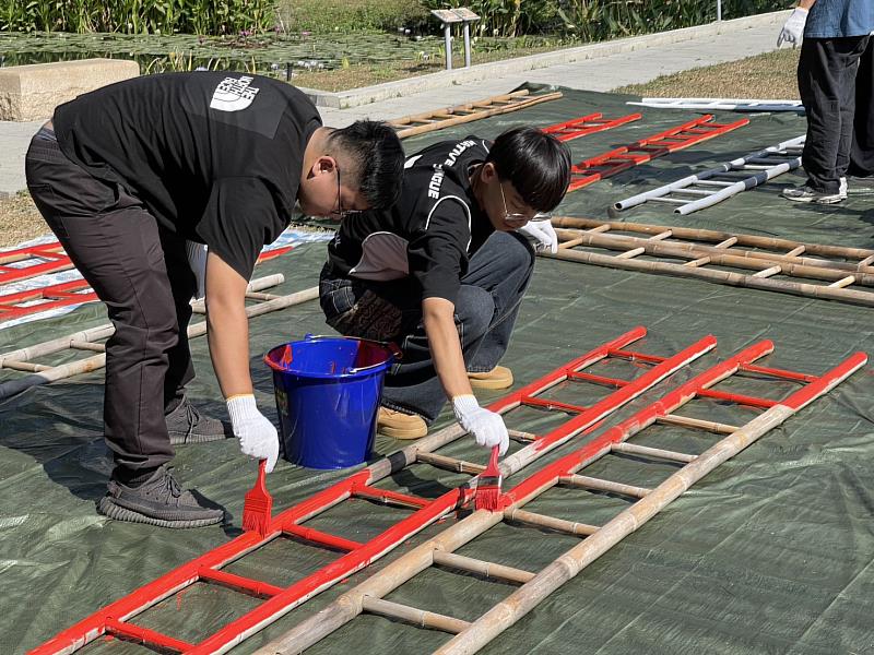 學生將廢棄竹梯進行整理及上漆。