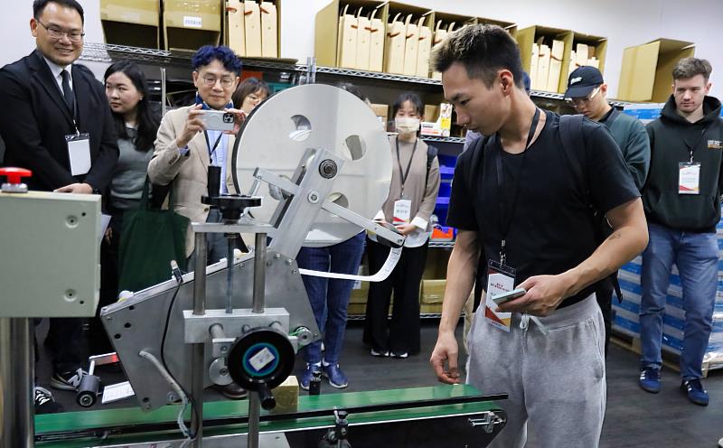 實踐大學國際企業英語碩士學程學生實際參與操作，體驗包裝流程。