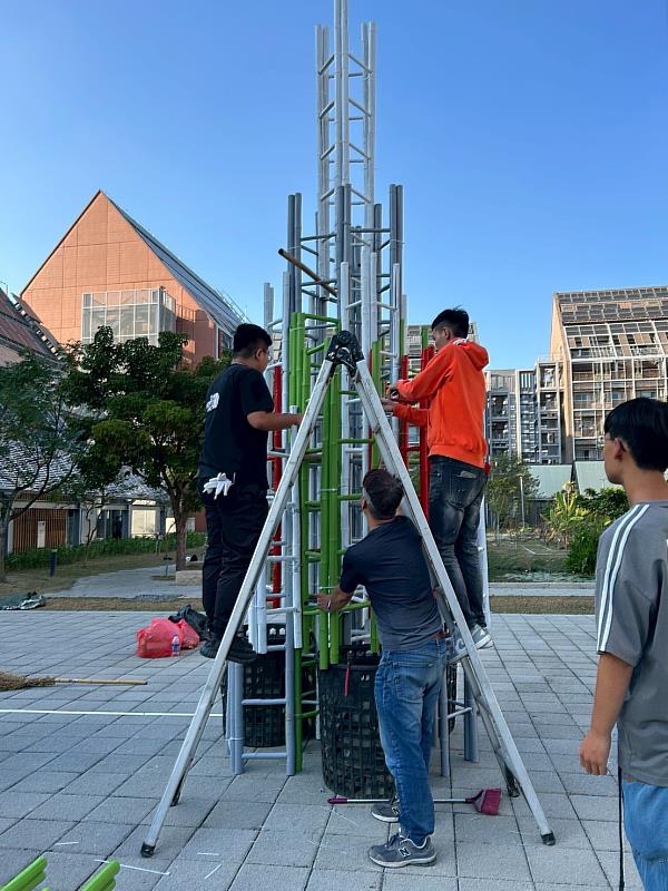 師生將材料進行組裝及固定。