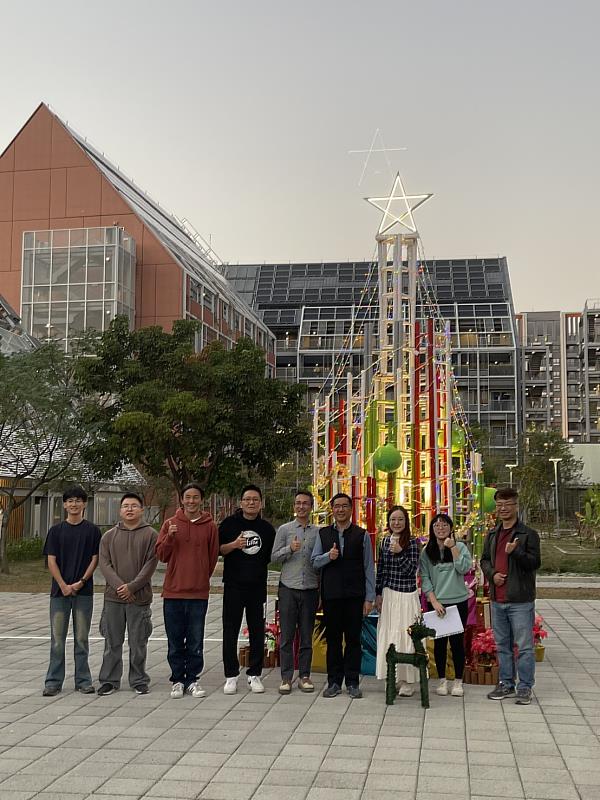 空設系師生團隊與台糖公司產學合作，為台糖沙崙智慧綠能循環住宅園區設計聖誕裝置。