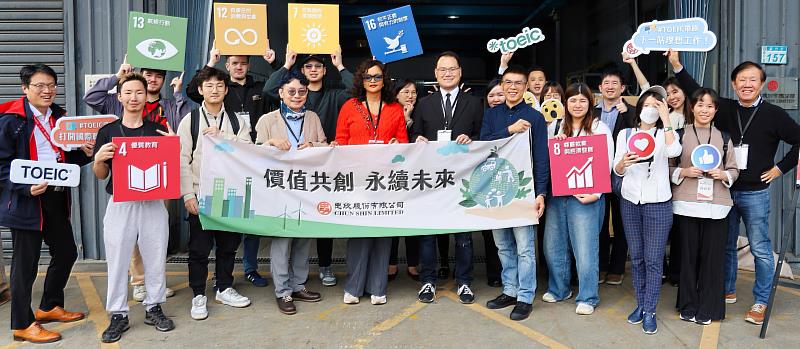 實踐大學國際企業英語碩士學位學程老師與各國學生參訪忠欣智慧倉儲物流中心,深入了解智慧物流與永續管理。