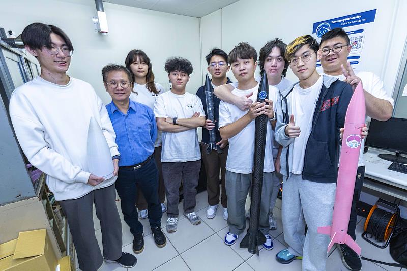 航太系「火箭夢工廠」學生們與指導教授歐陽寬（左2）合影。（圖／淡江大學提供）