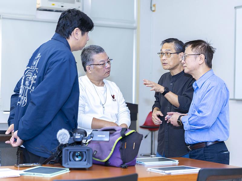 工學院兼AI創智學院李宗翰院長（右2）與發射指揮官、航空太空工程學系歐陽寬教授（右1）率「火箭夢工廠」學生接受媒體採訪。（圖／淡江大學提供）