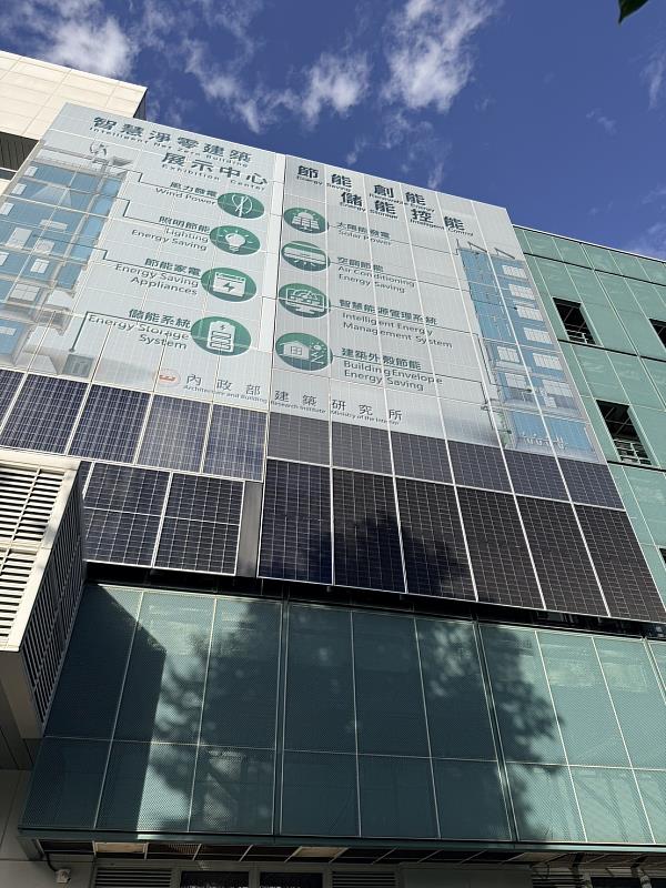 內政部建築研究所材料實驗中心公有既有建築示範場域,率先導入「彩繪光電立面」實證應用,展現在不犧牲城市美學前提下,快速擴增再生能源載體的可行路徑,為台灣因應 CBAM 與綠電不足挑戰提供具體解方。