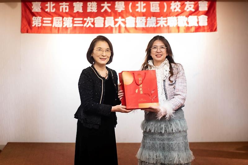 洪久賢校長（左）致贈彭愛萍會長（右）校友紀念品禮盒。