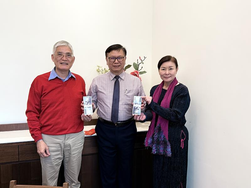 南華大學高俊雄校長（左）代表學校接受陳勁教授（中）捐款，賴淑玲副校長（右）出席見證一同合影。