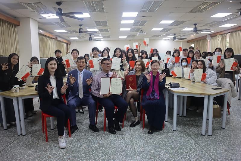 南華大學社科院與國際系頒發獎學金，獲獎學生與師長大合照。