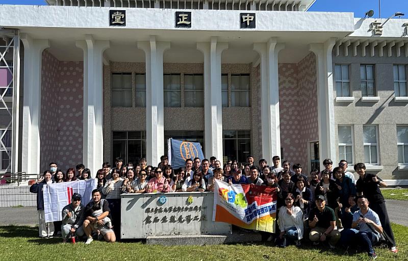 校外教學團於臺東大學生技工廠合照。