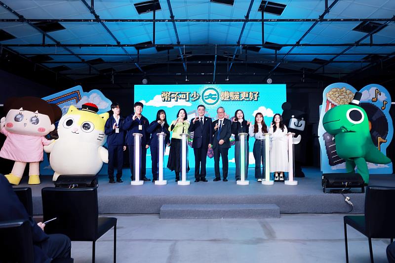 卓榮泰(左5)、文化部長李遠(右4)、立法委員吳思瑤(左4)、立法委員吳沛憶(右3)與光仁高中國中部同學代表一同合影。