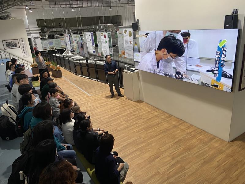 聽取生技工廠講解。