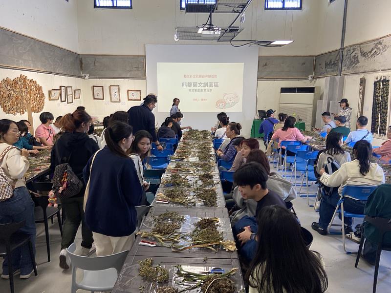 同學們參與「香草槌打棒」DIY。