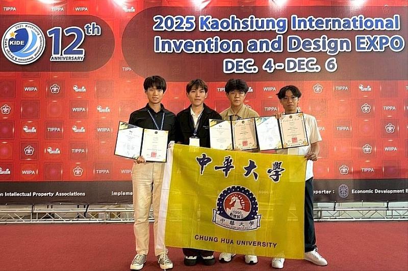 蔣究寅(左起)、蔡子寧、李水奕及張宸維同學分別勇奪高雄國際發明展金銀銅獎,跨域創意驚豔國際舞台!