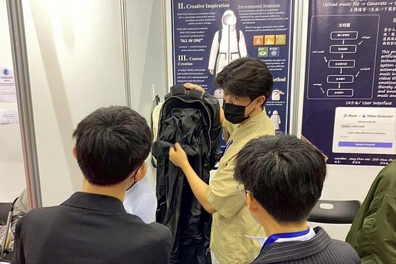 蔡子寧、李水奕設計《雨悠包》,巧妙整合背包與雨衣,榮獲金獎!