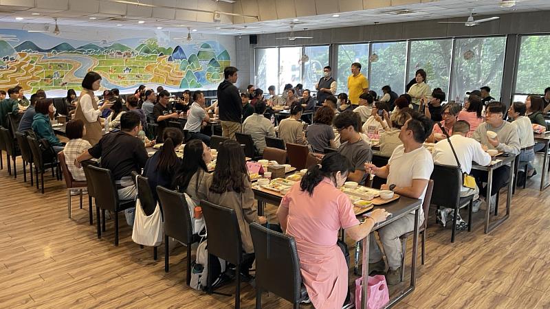 校外教學團於烏龍院家庭食堂用餐。