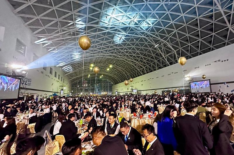 永慶高雄聯合尾牙第2年包下高雄展覽館，預計席開630桌與員工同歡。此為2024年尾牙盛況照片。永慶房產集團提供