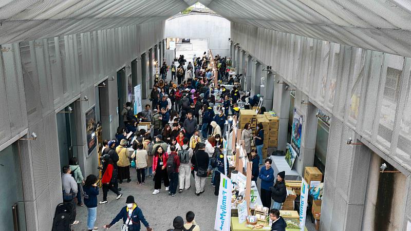 環境影展於華山光點影廳放映，戶外穿廊邀請多家品牌響應永續。