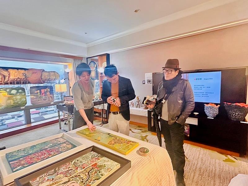 2025年ONE ART Taipei展出紀錄，藝術家陳盈如於展間向觀者講解創作脈絡，呈現鶯歌光點藝術中心過往以溫度型策展，促進藝術交流的現場片段。