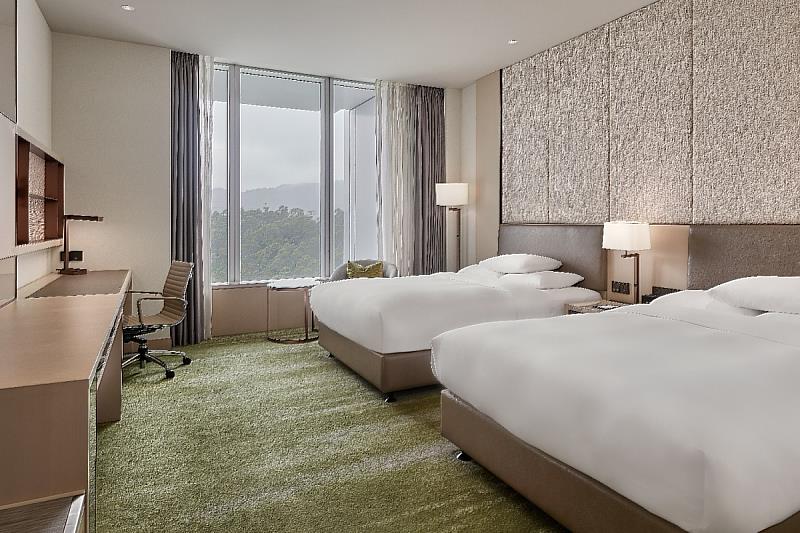 「隨心樂悠遊住房專案」於萬豪旅享家官網預訂任一房型,每房每晚加價100元(稅及服務費另計),即可獲得喜樂時代電影票券兩張。(圖/六福旅遊集團提供)