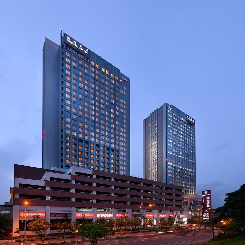 台北六福萬怡酒店坐落於南港車站上方,與捷運、高鐵、台鐵及轉運站四鐵共構,到站即可抵達,展現高度交通便利性。(圖/六福旅遊集團提供)