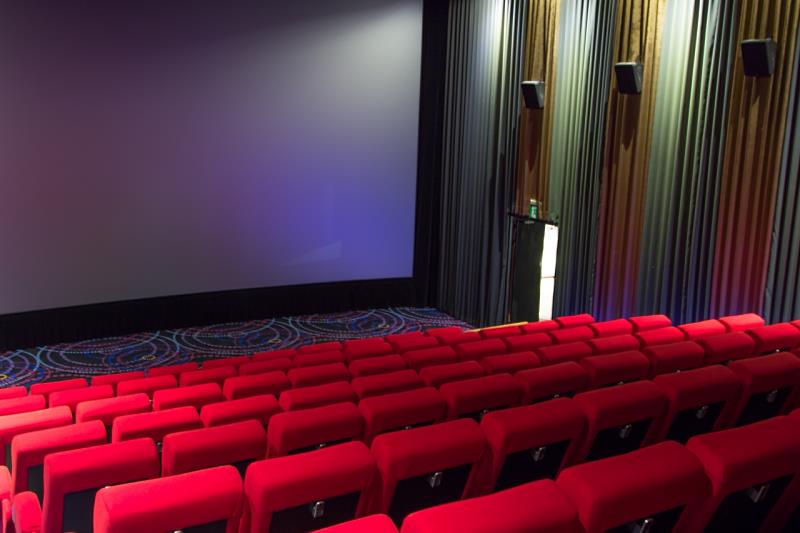 喜樂時代影城位於南港CITYLINK C棟,緊鄰台北六福萬怡酒店,旅客可輕鬆步行前往,便利安排觀影行程,為城市旅宿增添休憩與娛樂機能。(圖/六福旅遊集團提供)