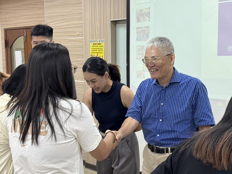 南華大學辦理國際禮儀及文化訓練工作坊，教職員情境模擬互動練習。