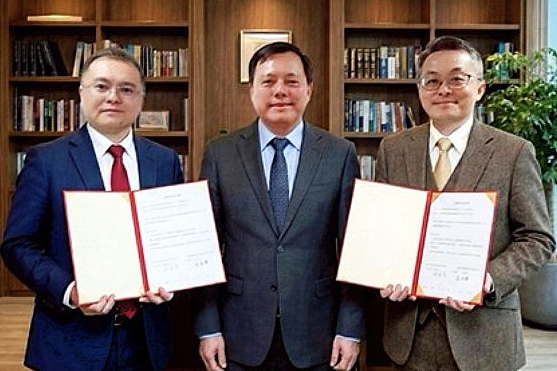 亞洲大學資訊安全研究中心 × 可信AI × 軍規邊緣運算合作里程碑。左起:翔立光科技(ELGENS)執行長李金柱、亞洲大學資訊安全研究中心主任陳興忠特聘教授、解智能資料梳理(DataBrushing.ai)執行長呂佳諺。