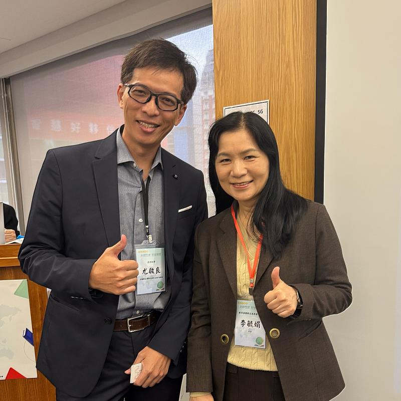 教育部國際及兩岸教育司司長李毓娟（右）與副國際長尤啟良合影。