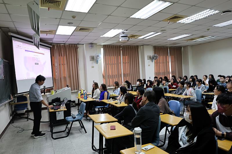 李照陽教授演講過程。
