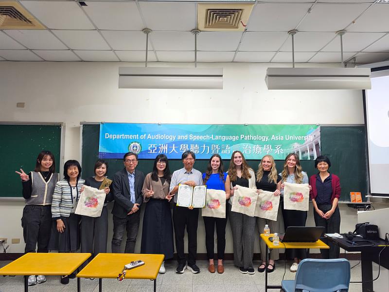 郝建萍教授（右1）、俄亥俄大學聽語科學系李照陽教授（中）、大學部Jennie Koomar, Jayna Markwood,Allie Jamieson and Kathleen Hinkel（右2-5）與亞大聽語系教師合影。
