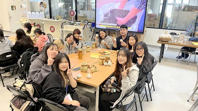 團揉大師－DIY茶球體驗。（照片/校方提供）